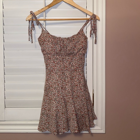 Super cute floral print playsuit! - Picture 4 of 8